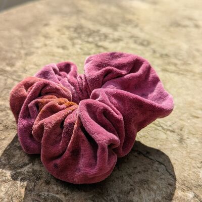 Rosa verrostetes Samt-Scrunchie