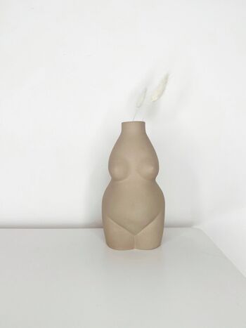 Vase courbe femme en céramique 2