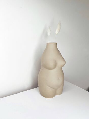 Vase courbe femme en céramique 3