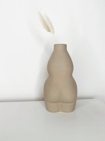 Vase courbe femme en céramique 4