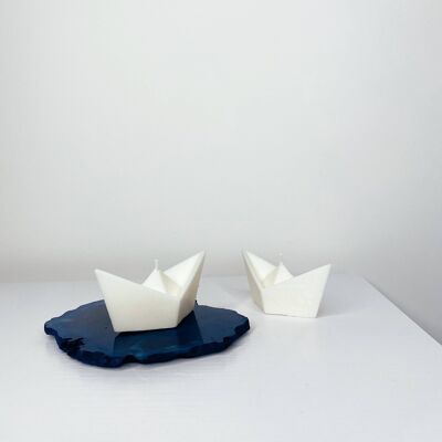 Zwei Origami-Bootskerzen