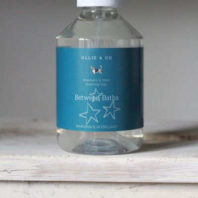 Deodorante spray per cani Between Baths con oli essenziali di rosmarino e menta