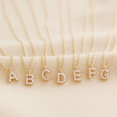 Initialen-Charm-Halskette mit winzigen Perlen in Gold - G
