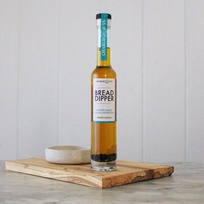 Aceite para mojar pan ahumado, ajo y pimienta negra