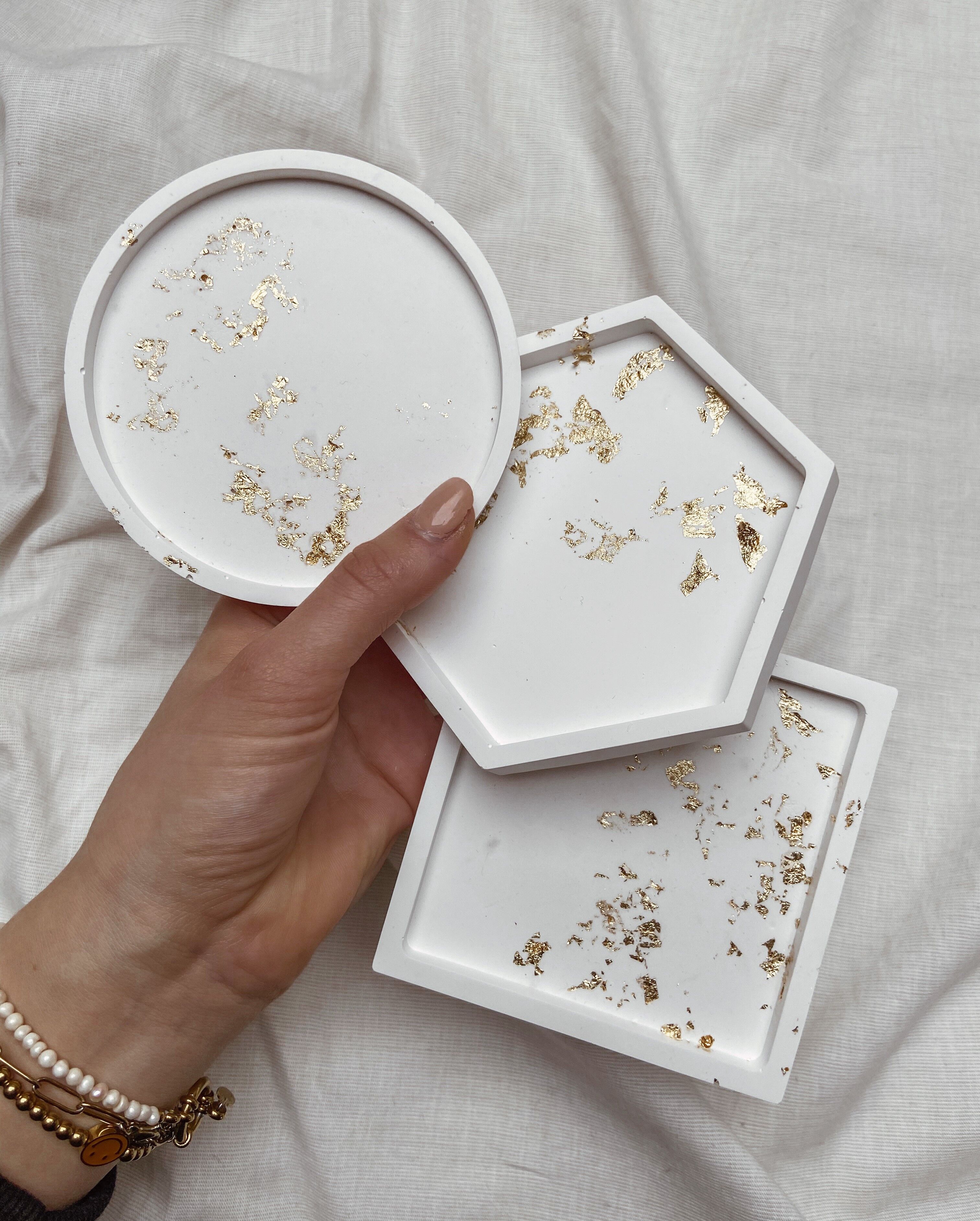 Handgemachte Jesmonite Coaster mit Blattgold (round, square, hexagon)