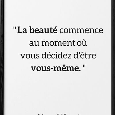 Cartel de la cita de Coco Chanel: "La belleza comienza..."