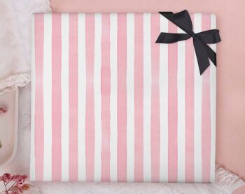 Feuille de papier cadeau à rayures roses