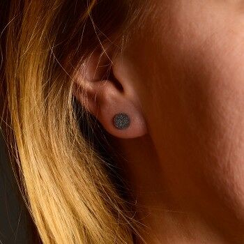 Boucles d'oreilles plates avec diamants noirs 2