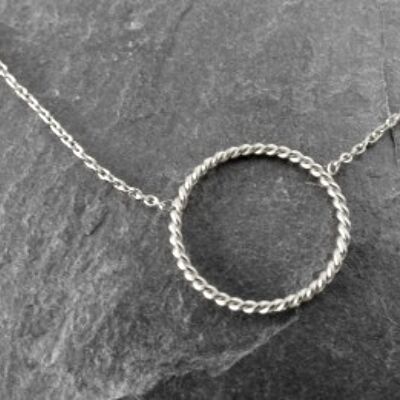 Chain twisted with a ring