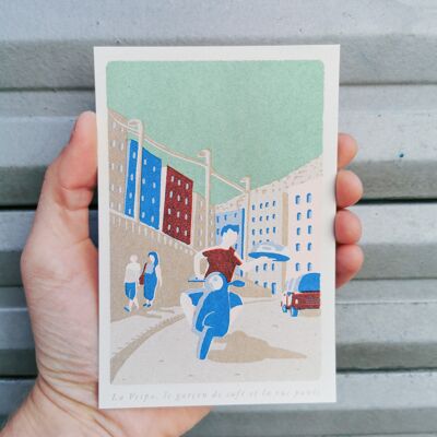 Risographie Fragments d'Italie -carte postale  La Vespa, le garçon de café et la rue pavée