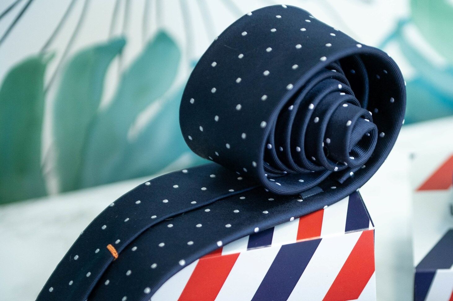 PYGMALION - CRAVATE EN SOIE BLEU NUIT À POIS BLANC