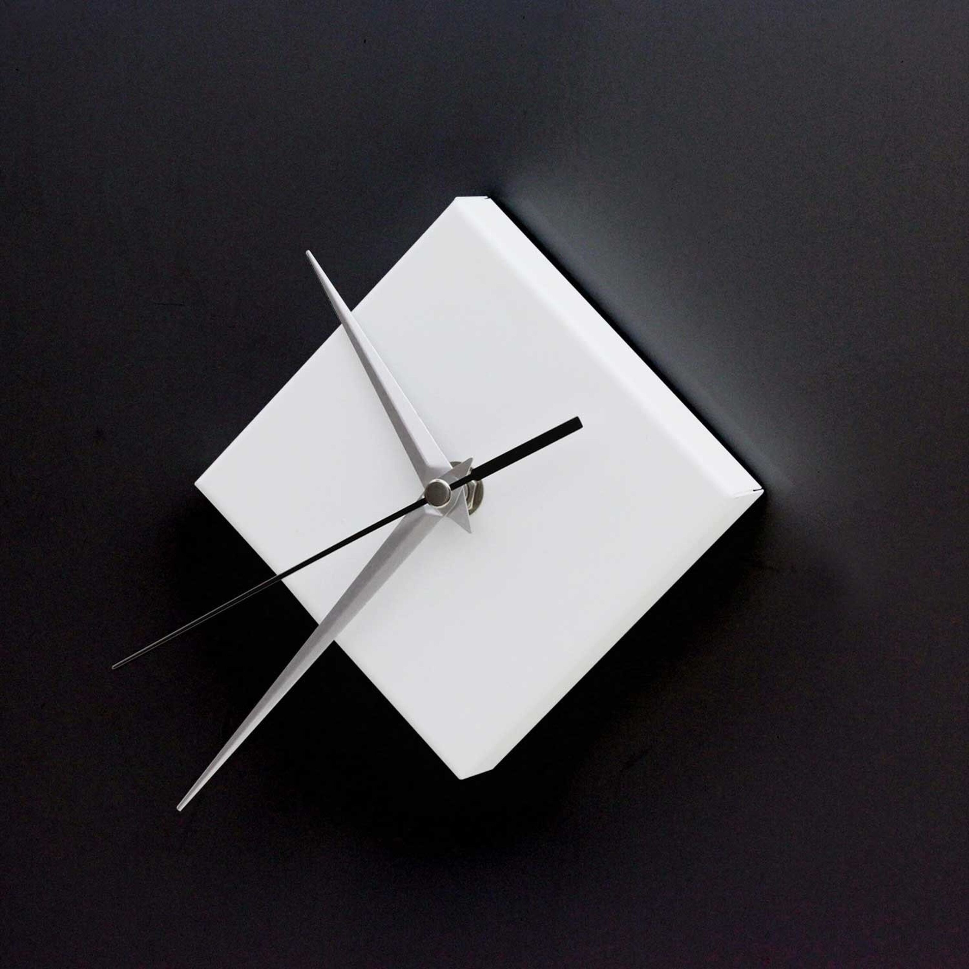 Kaufen Sie Quadratische Magnetuhr, matt weiß, elegantes modernes