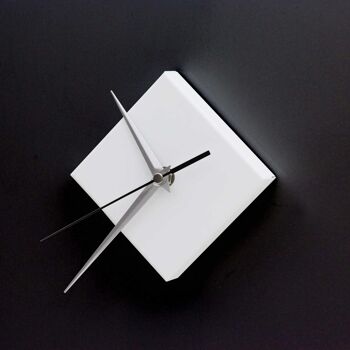 Horloge magnétique carrée, blanc mat, design moderne et élégant 1