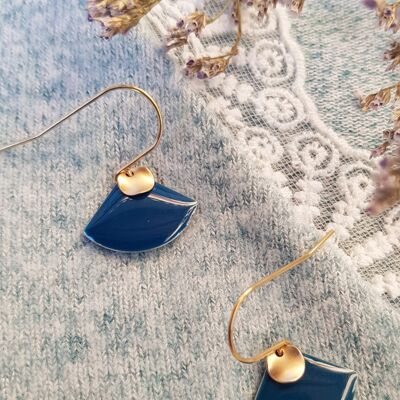 Boucles d'oreilles inox - Eventail bleu et sequin doré mat