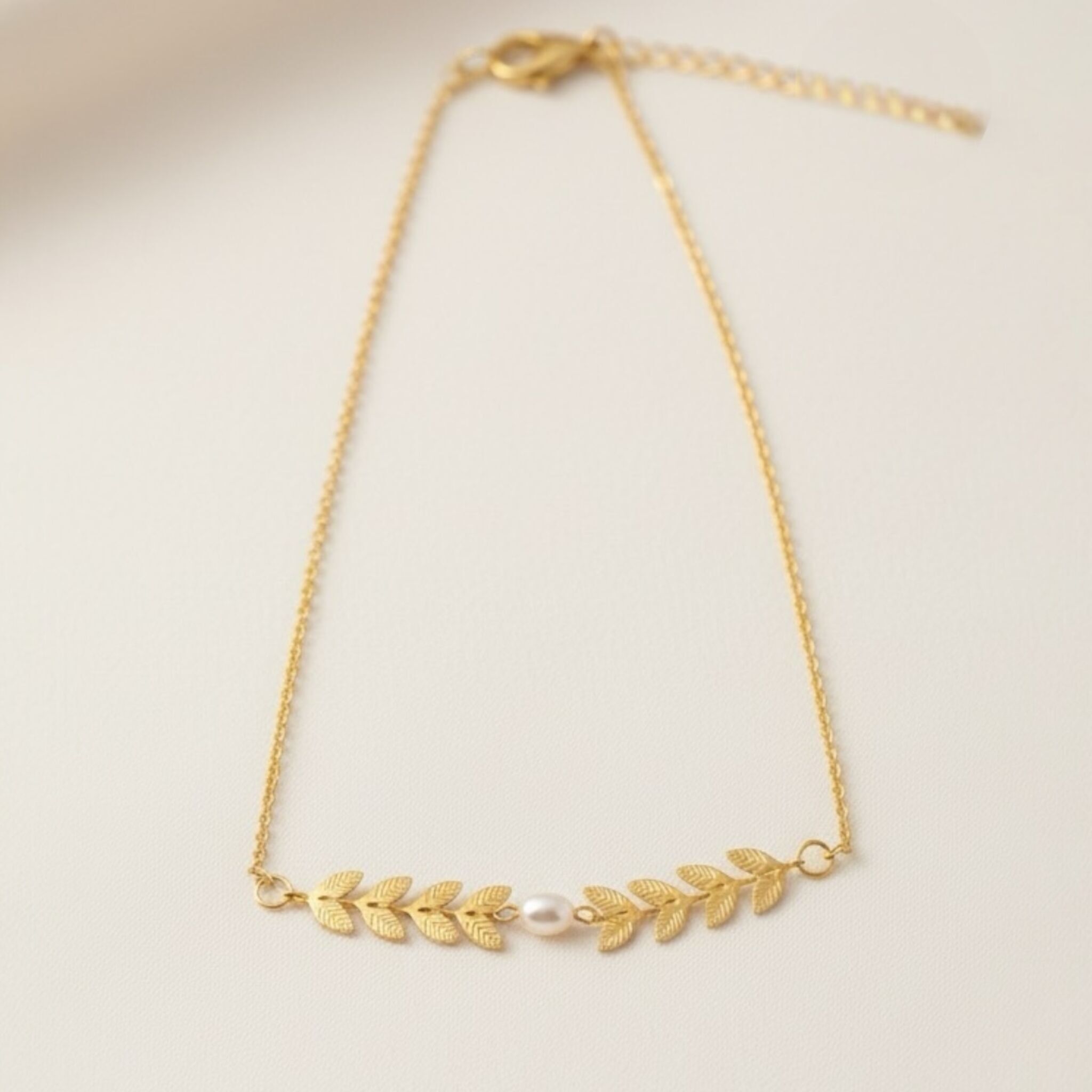 Vergoldete Halskette mit Stachelgeflecht und unregelmäßiger Zuchtperle – Edelstahl