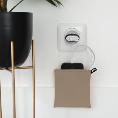 La pochette de voyage range-chargeur en similicuir TAUPE