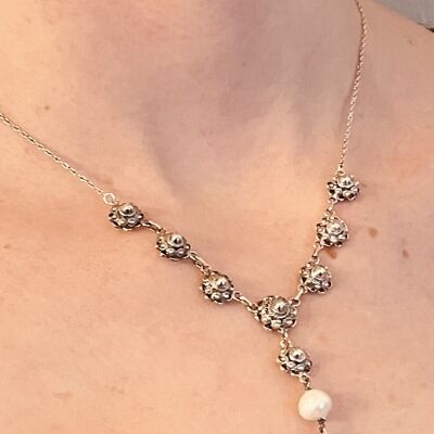 Silver Y-necklace with 1 Zeeland Button of 10mm, 8 of 8mm and a Pearl