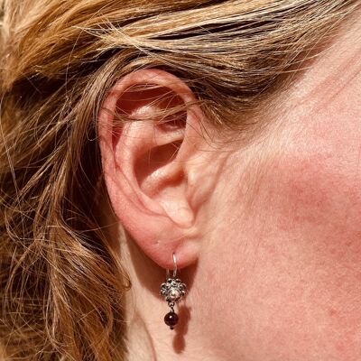 Silberne Ohrringe mit Zeeland-Knoten 8 mm und Granat