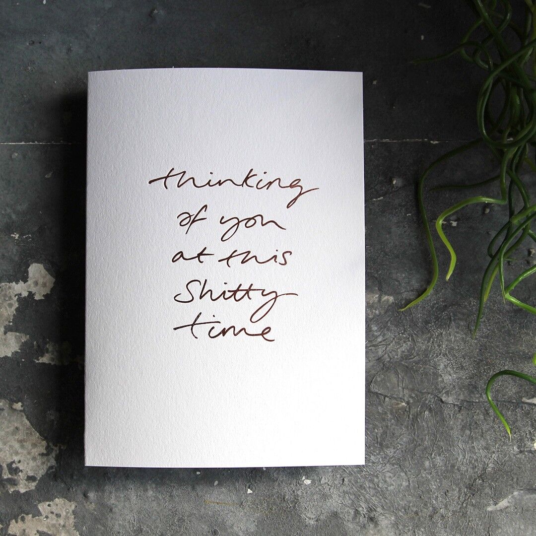 Pensando en ti en este momento de mierda - Tarjeta de felicitación frustrada a mano