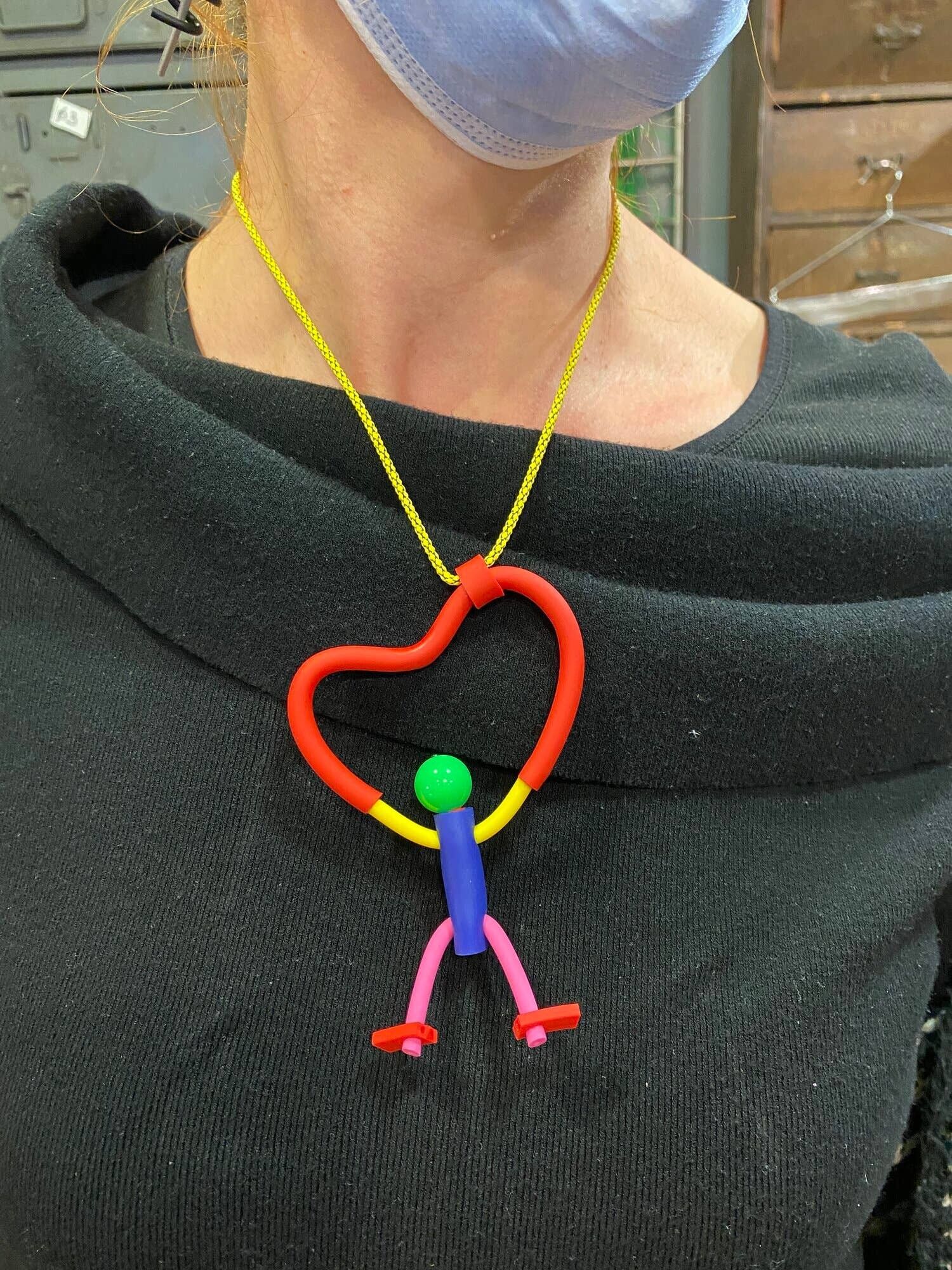 Halskette Love ist ein Acrobat Samuel Corals