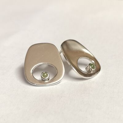 Pendientes de botón de ojo verde hechos de plata y engastados con jade.