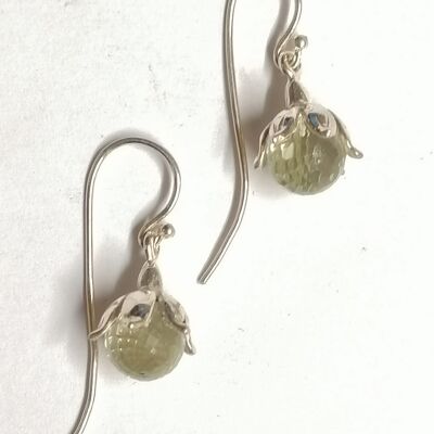 Boucles d'oreilles Leucojum fabriquées à la main avec quartz vert argenté