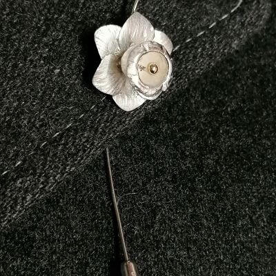 Spilla daffodil realizzata a mano in argento sterling con una perla in oro 9 carati