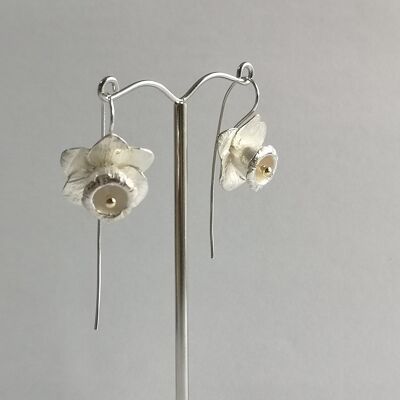 Daffodil drop earrings made from Silver with a Gold bead