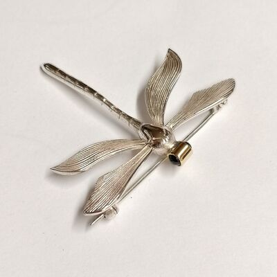 Spilla libellula, realizzata in argento con occhi di zaffiro incastonati in oro 18 carati