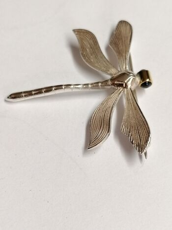 Broche libellule, en argent avec des yeux en saphir sertis dans de l'or 18 carats 2