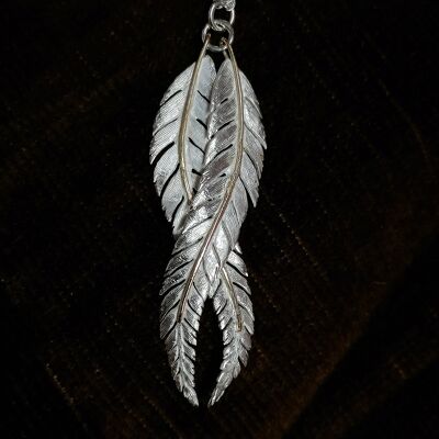 Pendentif plume composé de 2 plumes en argent avec une 'veine' en or 9 carats