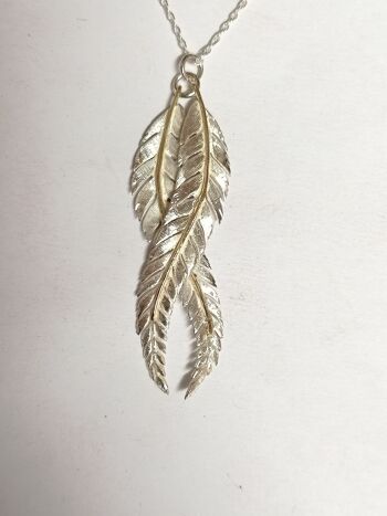 Pendentif plume composé de 2 plumes en argent avec une 'veine' en or 9 carats 4