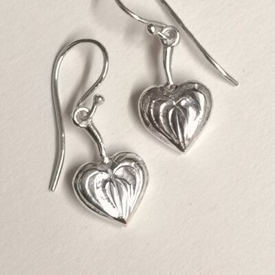 Gotas colgantes de corazón hechas de plata