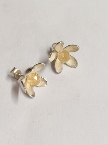 Puces d'oreilles fleurs en Argent et serties d'une perle de Citrine de 6 mm 1