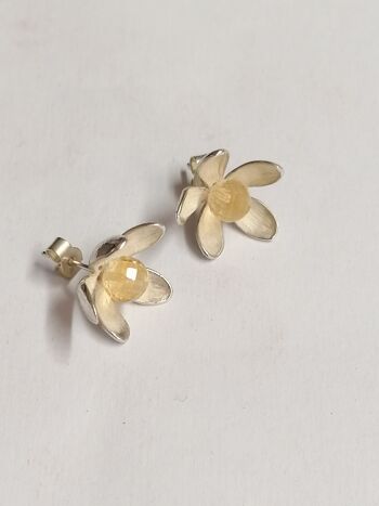 Puces d'oreilles fleurs en Argent et serties d'une perle de Citrine de 6 mm 2