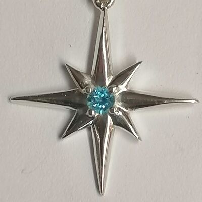 Ciondolo a forma di stella realizzato a mano in argento sterling incastonato con una pietra di topazio blu