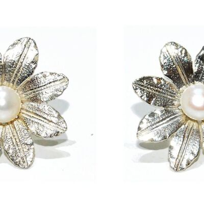 Orecchini Clematis realizzati a mano in argento con una perla d'acqua dolce da 5 mm