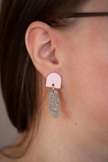 Édition limitée : Boucles d'oreilles Hilpeä - Rose/paillettes argentées 5