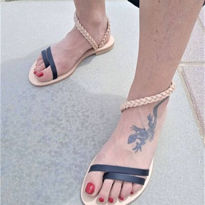 Sandalias negras y beige de piel hechas a mano para mujer.