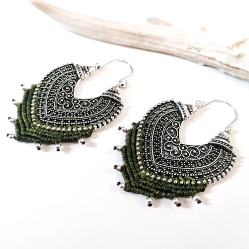 Boucles d'oreilles ORIENT - Macramé - argentées / vert olive