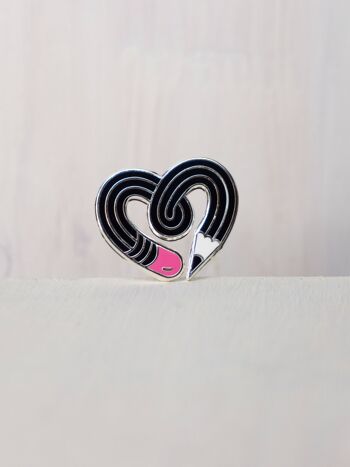 Broche en émail dur au crayon noir, cadeau pour artistes et designers 2