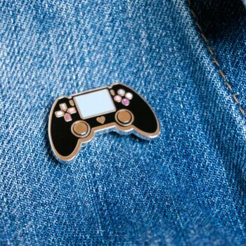 PlayStation émail Pin en noir, cadeaux Gamer, Gamer Girl 2