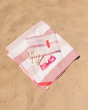 Serviette en microfibre rose à larges rayures et séchage ultra rapide. Repousse le sable. 11