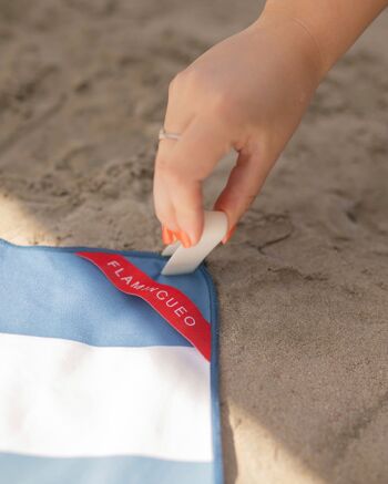 Serviette bleue en microfibre à larges rayures et séchage ultra rapide. Repousse le sable. 9