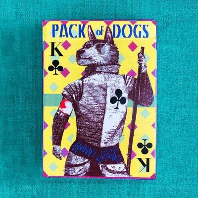 Pack de chiens jouant aux cartes