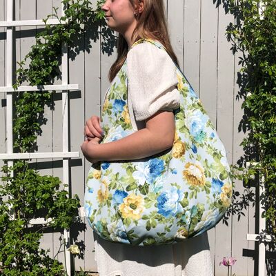 Handgemachte Strandtasche mit Blumenmuster. Große Hobo-Tasche aus Stoff. Große Taschentasche des blauen und gelben Rosendruckes.