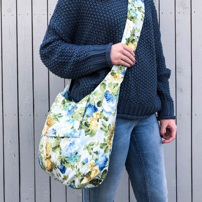 Hobo-Crossbody-Tasche mit Blumenmuster und blauen Rosen. Hobo-Handtasche aus Stoff.