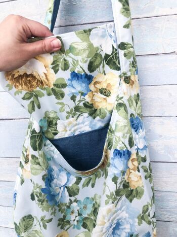 Sac à bandoulière hobo floral imprimé roses bleues. Sac à main hobo en tissu. 5