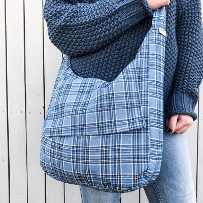 Bolso bandolera hobo con estampado de cuadros. Bolso estampado estilo tartán azul. Bolso hobo de tela.