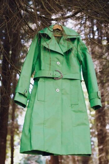 Trench-coat imperméable vert herbe élégant. Slow Fashion fabriqué en / par Espagne 3